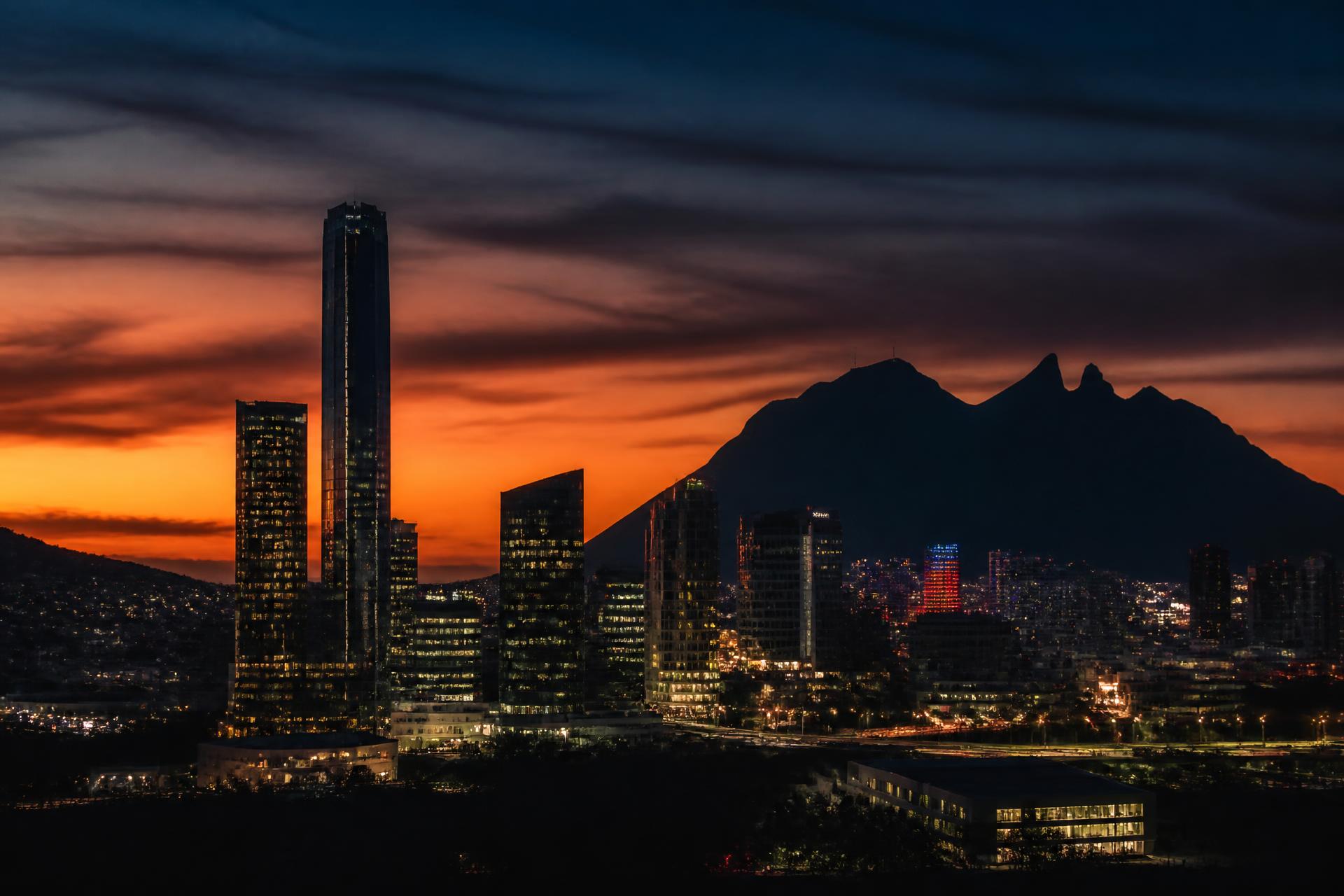 Monterrey al atardecer con el Cerro de la Silla